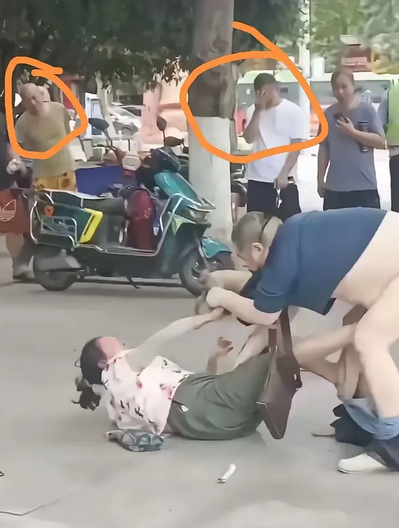 马路上演“裤子掉了”大戏，路人纷纷捂眼！为何如此？
在繁忙的街道上，看到一对男女