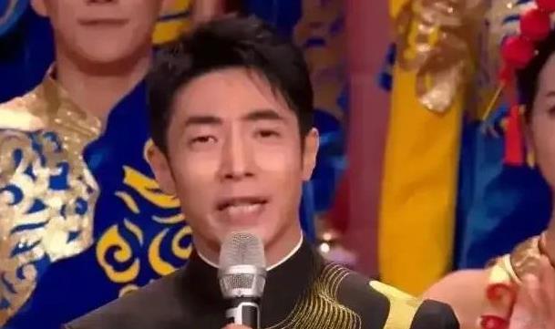 2025年春晚的几个尴尬时刻，成了大家热议话题。
岳云鹏互动时被观众“劝下春晚”
