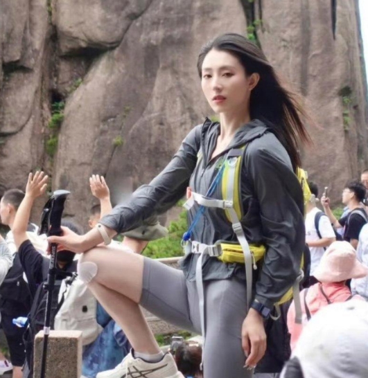 美女这腿上贴的啥！哈哈哈哈 [大笑][大笑][大笑][大笑][大笑]