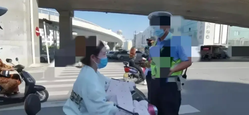 “民警败诉！”女子送孩子上学，担心上班迟到闯了红灯，被民警拦停后罚款50元。女子