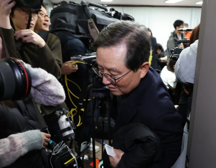 9日下午，总统尹锡悦弹劾审判法律代理人尹甲根、石东贤律师在汉城瑞草区石东贤律师办