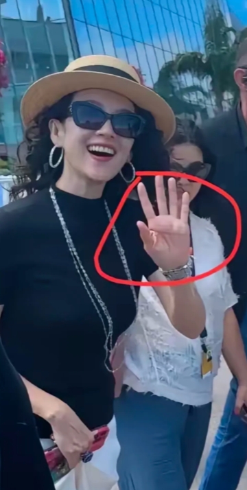 细心的网友居然发现章子怡是断掌，俗话说，男儿断掌千斤两，女人断掌守空房。意思就是