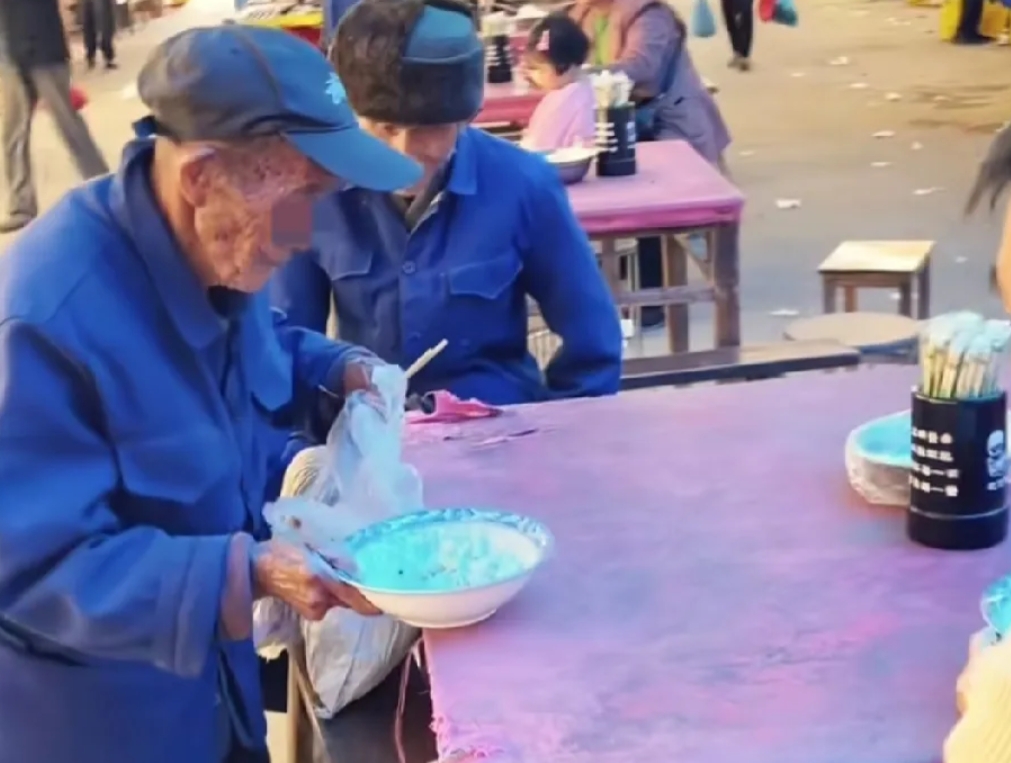 热闹的街头，一位90多岁的老人，拿出塑料袋，打包别人吃剩的馄饨，谁料，坐旁边的小