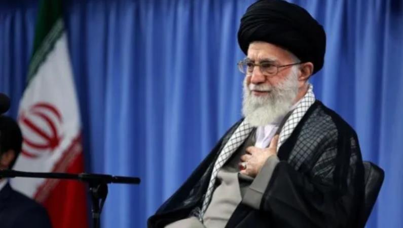 伊朗怒火中烧，局势骤然紧绷！

伊朗至高无上的领袖哈梅内伊，以铿锵之音严词谴责，