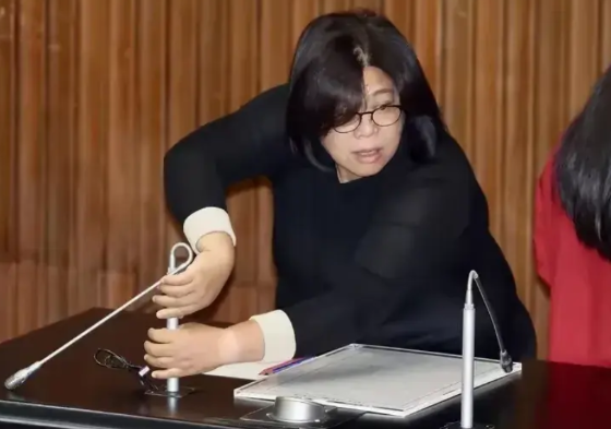 提案罢免民进党立委王美惠的团体投降了，罢免王美惠连署书被发现有20多位民众被冒名