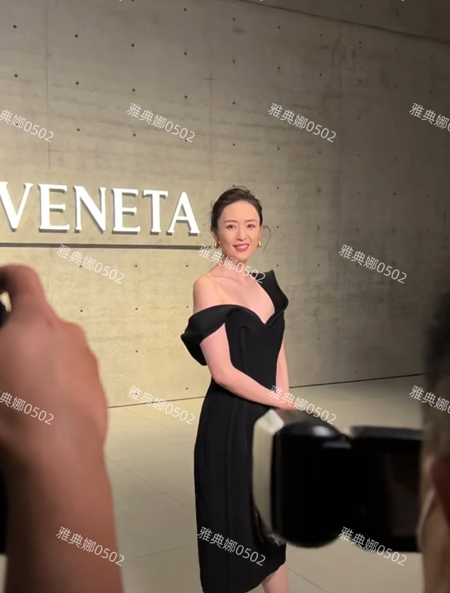 北京葆蝶家之夜见到童瑶，本人高瘦白，一身经典小黑裙优雅迷人，真人五官十分小巧精致