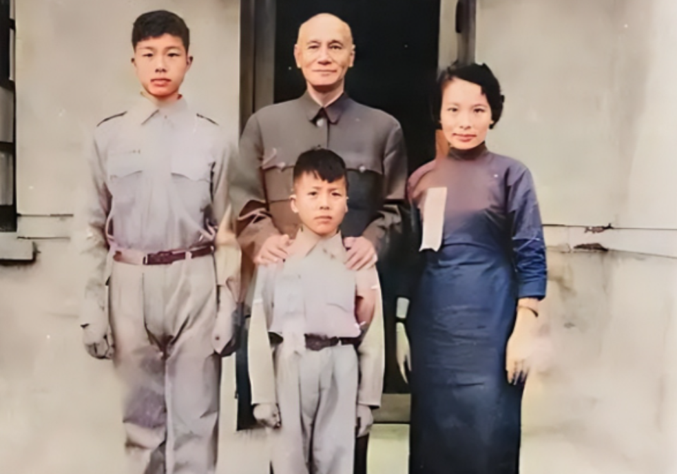 1953年，蒋介石得知戴笠的儿子被枪毙后，命令毛人凤把戴笠的后人接到了台湾，等到