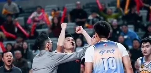 赵睿处罚来了
1.赵睿冲撞裁判停赛5场和罚款10万元
2.新疆主教练刘伟罚款2万