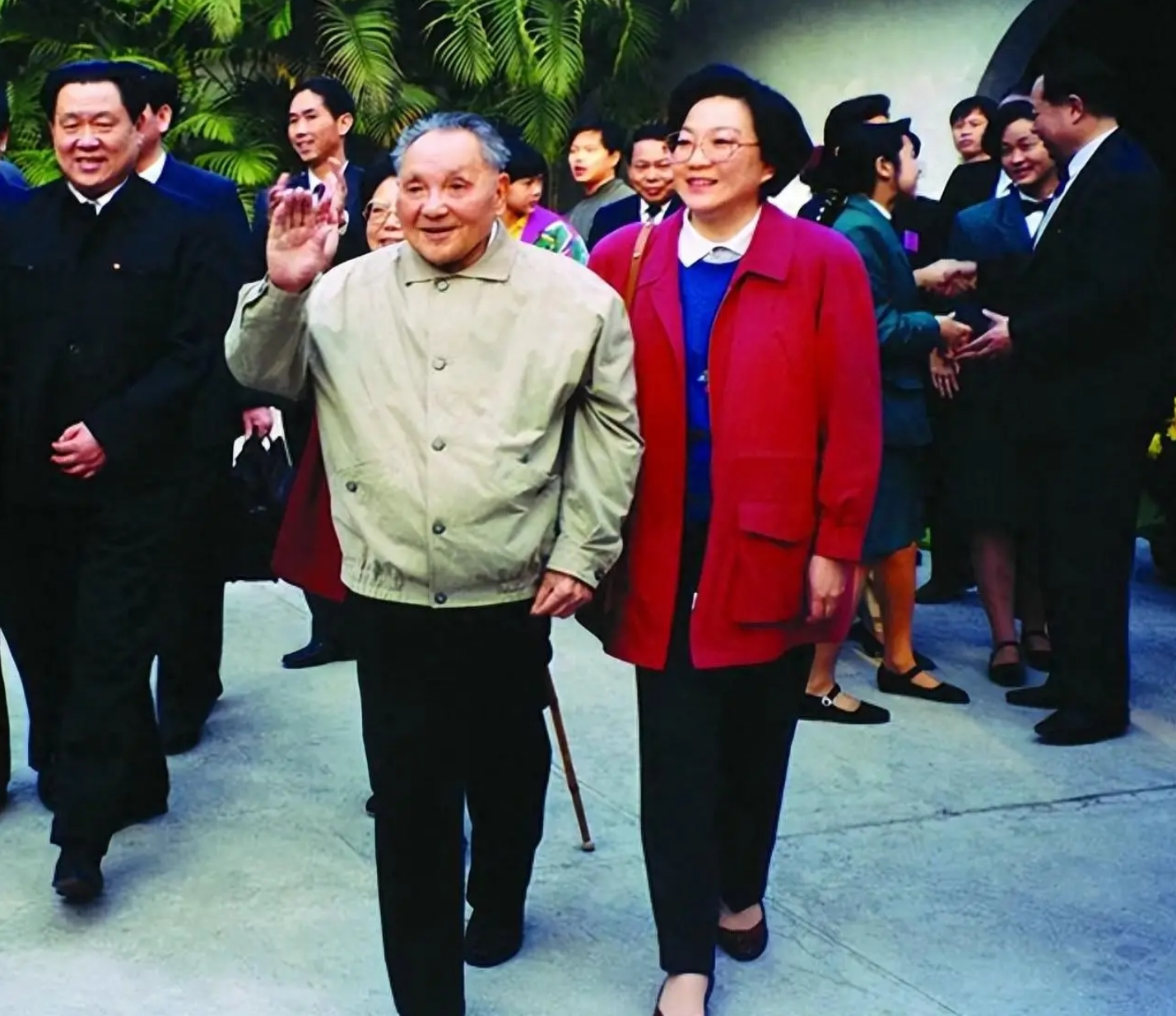 坚持实事求是，发展永远是硬道理。
