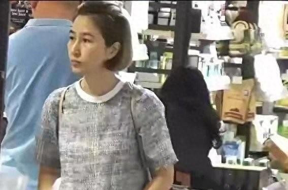张家辉的老婆关咏菏已经60岁了，她的花期是真的长啊！