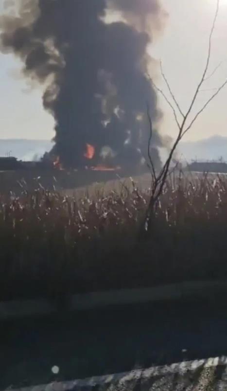 突然想起韩国曾经的沉船事件！目击者讲述韩国客机起火事故，火焰从飞机右翼喷出，听到