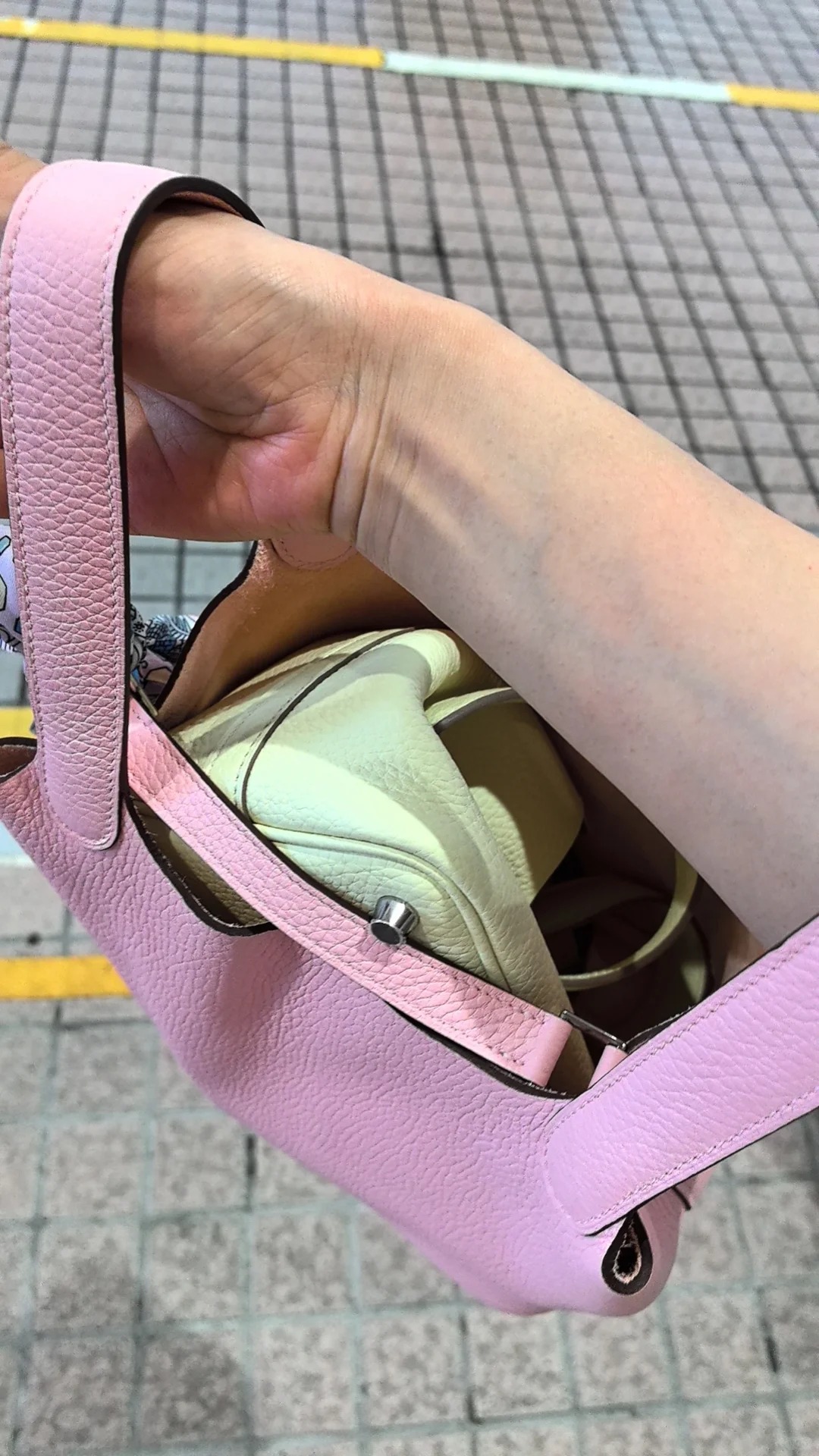 海港城买爱马仕
据说海港城爱马仕很好拿包，闲着没事去逛下碰碰运气啦，因为在香港是