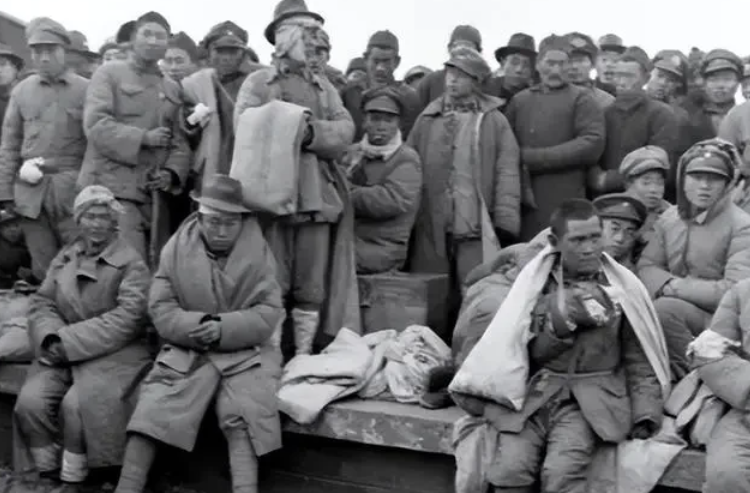 渡江战役中，解放军在芜湖打扫战场时，见几个人围坐在一具尸体前大哭，上前询问时，一