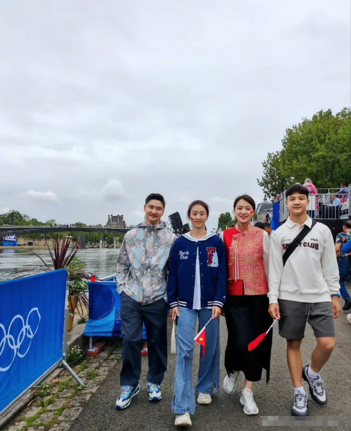 左边第一个是田亮，1979年出生，身高171cm。
左边第二个是田雨橙，2008