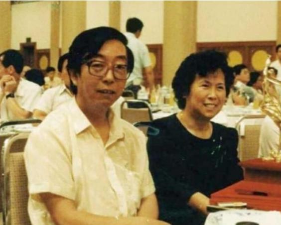 1988年，《敢问路在何方》这首歌拿奖，上台领奖的是闫肃和蒋大为。作曲家许镜清只