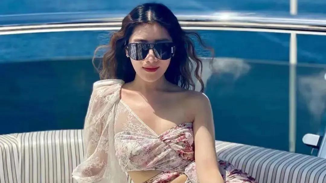 61岁刘德华罕见和小姨子同框，小姨子穿黑色透视装很迷人