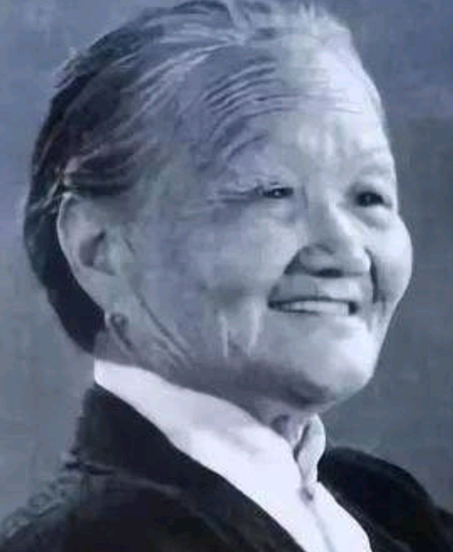 70年代，一女病人去地窖取菜不小心扭到腰椎，无法动弹，家人抬她来找北京“双桥老太