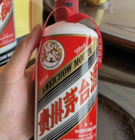 “假一赔百，必须赔1416万！”江苏，一男子看到商场打广告，全场酒类假一赔百，便