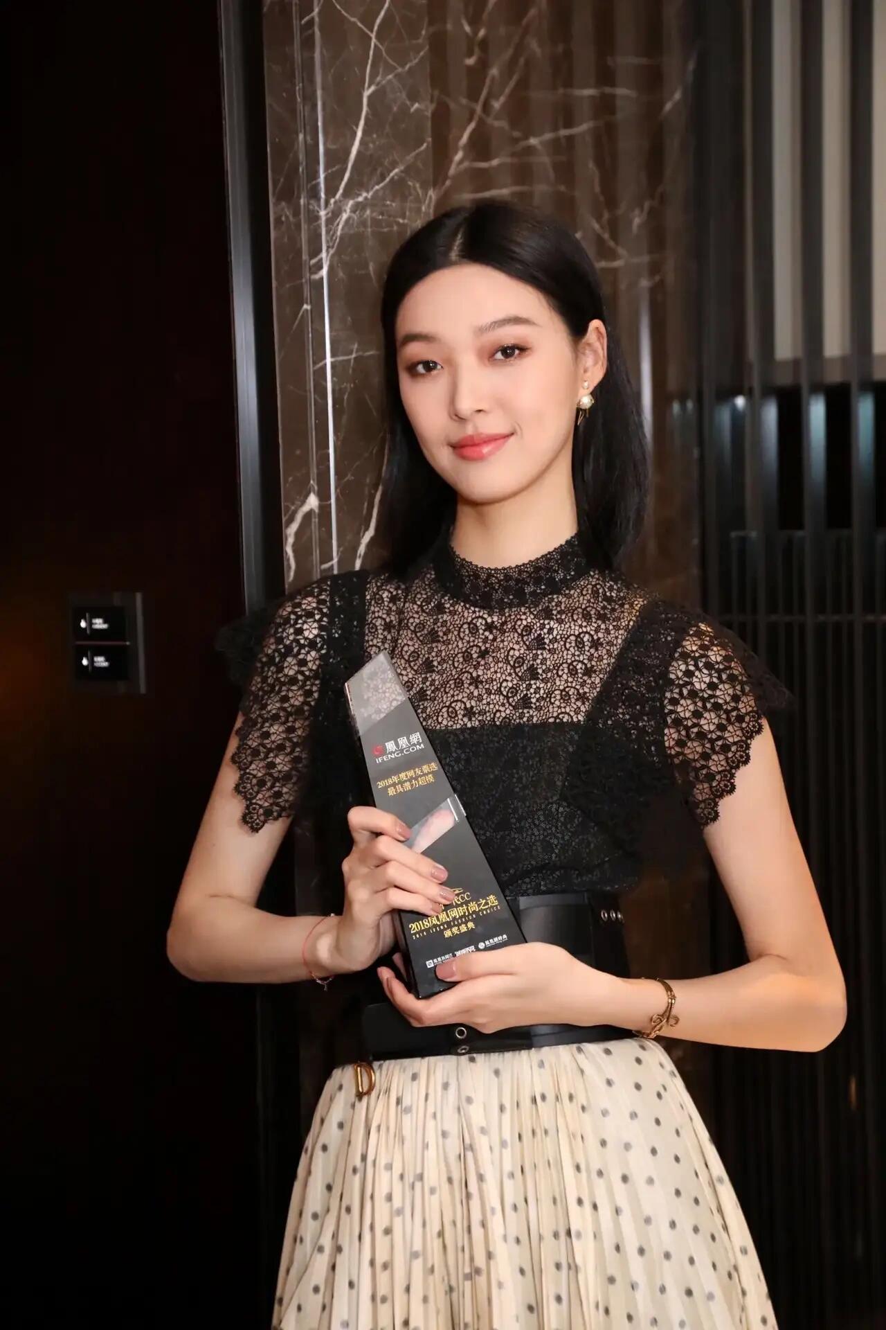 张艾嘉儿子大婚，超模游天翼成为新晋媳妇