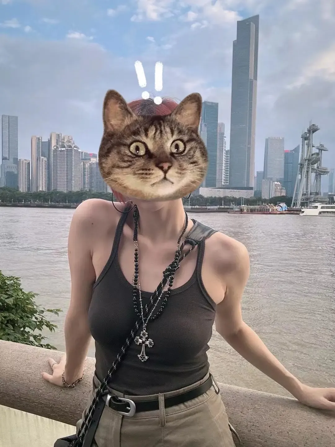 被朋友圈一小仙女成功逗笑，内容过于真实

此女应该是88年，普通大专毕业，现在在