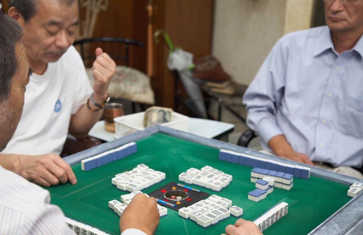 小区旁边是社区的老年人棋牌室，经常有老头老太太在一起打牌。

我前几天下楼溜达，