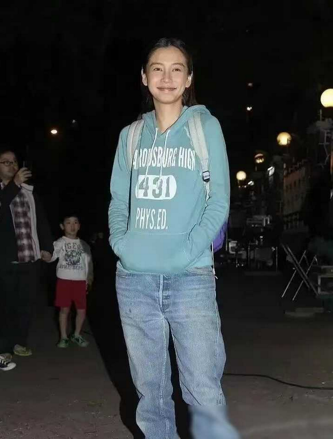 你有没有注意过，有些女明星在荧幕上光彩照人，但私下被拍却似乎少了那份惊艳？其实，