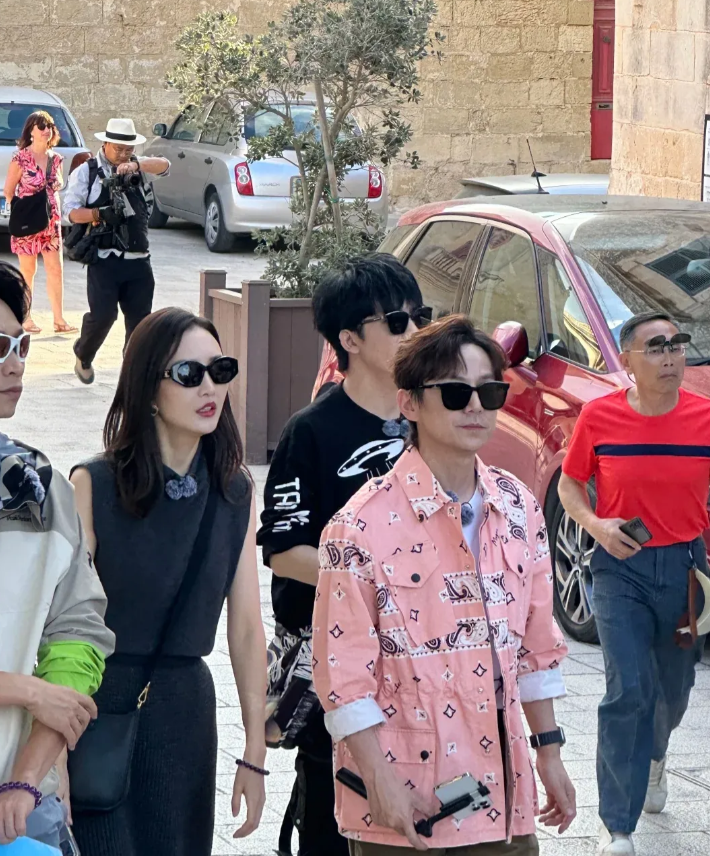 马耳他偶遇明星录综艺，何老师好年轻，一点儿看不出他都50岁了。
张若昀气质特别很