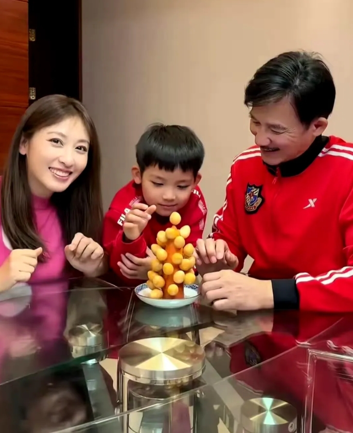 “坏蛋”专业户李子雄的老婆好年轻漂亮，居然比他小25岁！难怪李子雄把她宠成宝。亲