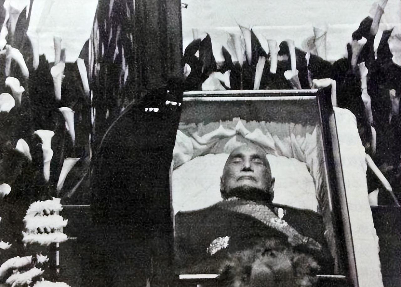 1975年，在台湾病逝的蒋介石，死后穿了七条裤子，棺椁被摆在慈湖行馆的客厅里，至