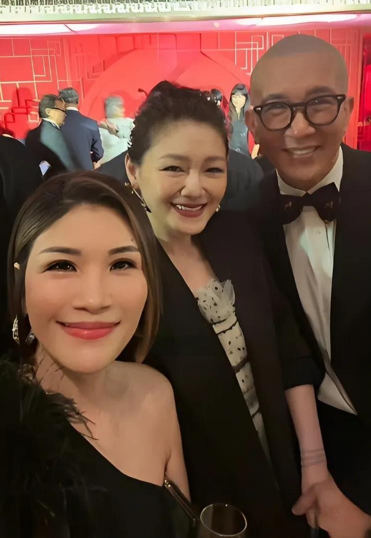 大S具俊晔近日参加王伟忠女儿回门宴，照片里大S造型干练温柔，夫妻俩牵手甜笑超恩爱