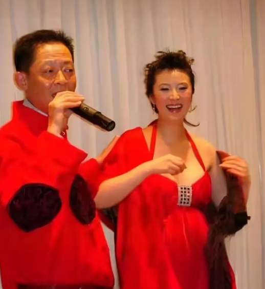王志文变化不大，老婆胖的不敢直视，腚大腰圆，肚子胖的像孕妇，胖的一言难尽
