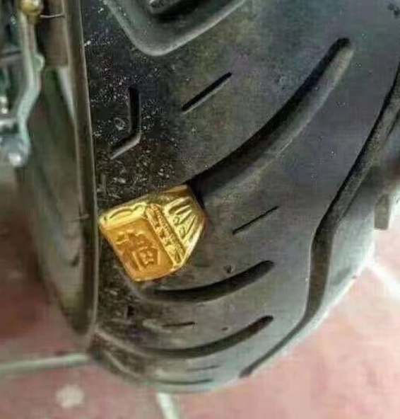 谁扔的，把我的车胎扎破了！
