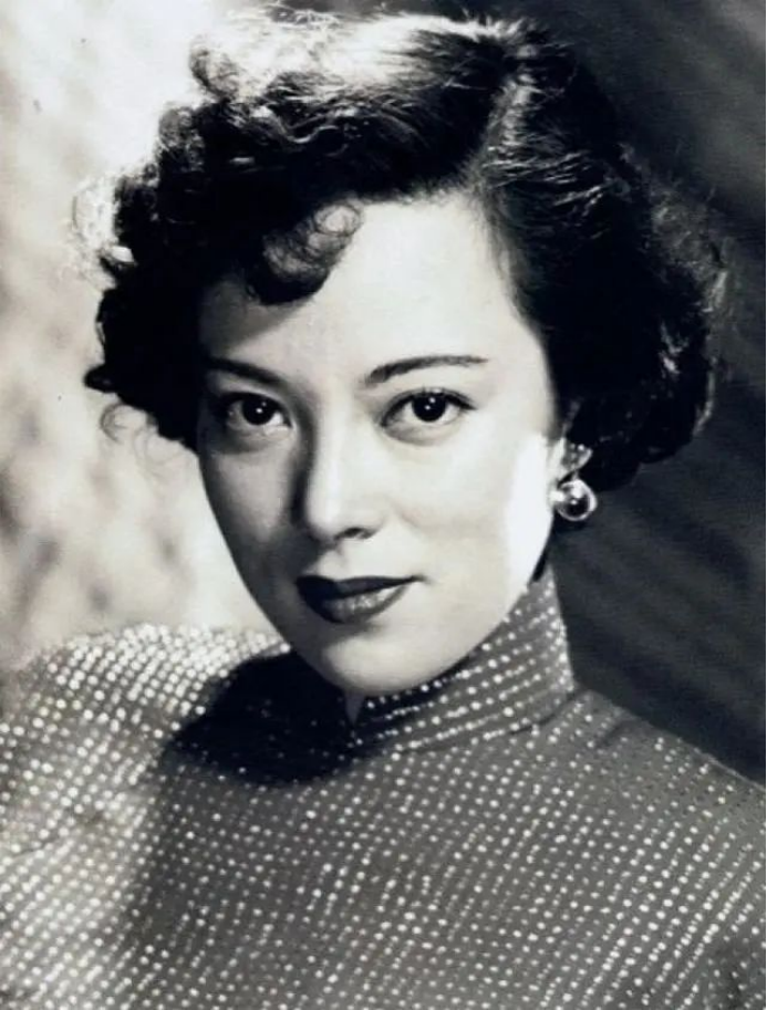 1945年，女汉奸李香兰将被执行枪决，谁料，临刑前她突然解开扣子，从胸前掏出一张