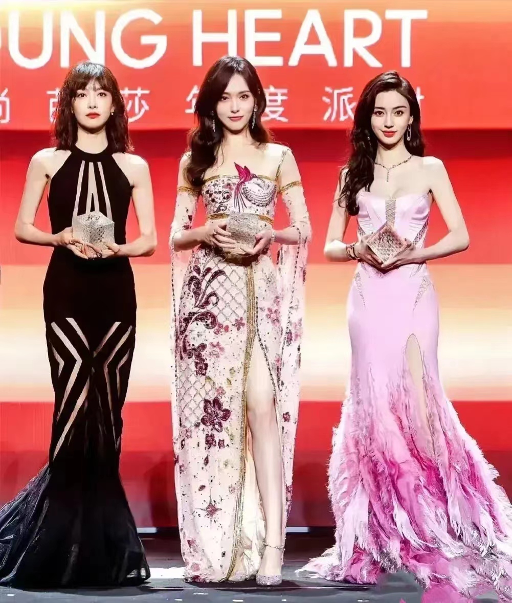 有人说杨颖颜值演技不如中间这位，中间的叫啥名啊？身材匀称，特别有女人味！可是我觉