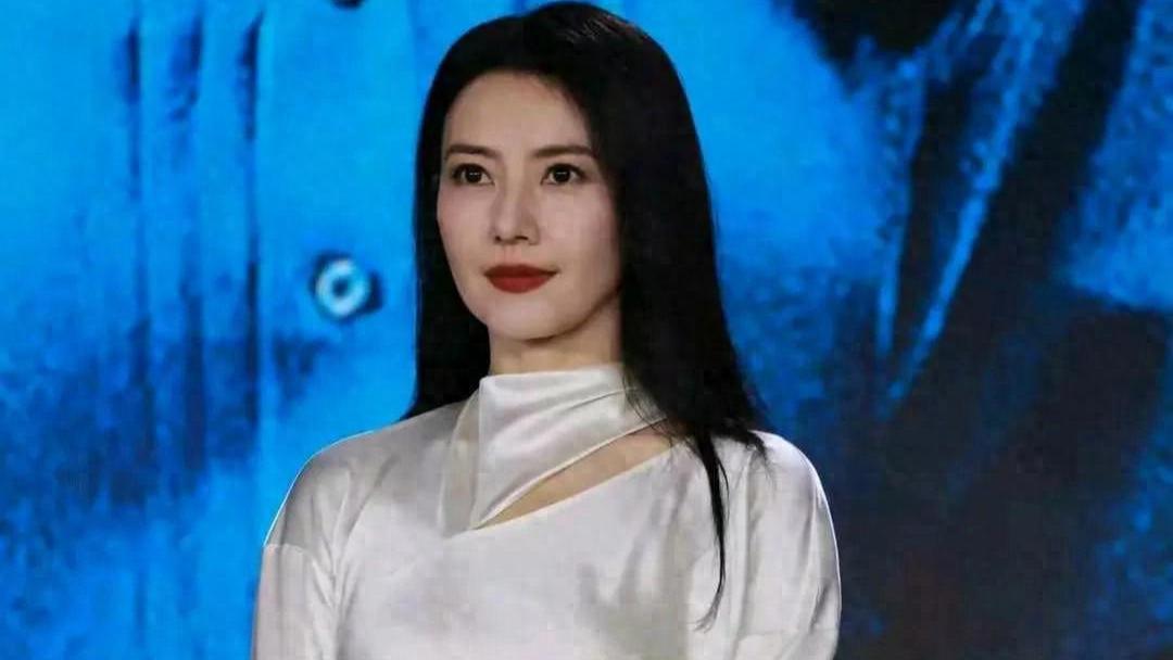 45岁的高圆圆已经老成这样子了！哎，自古美人叹迟暮啊！