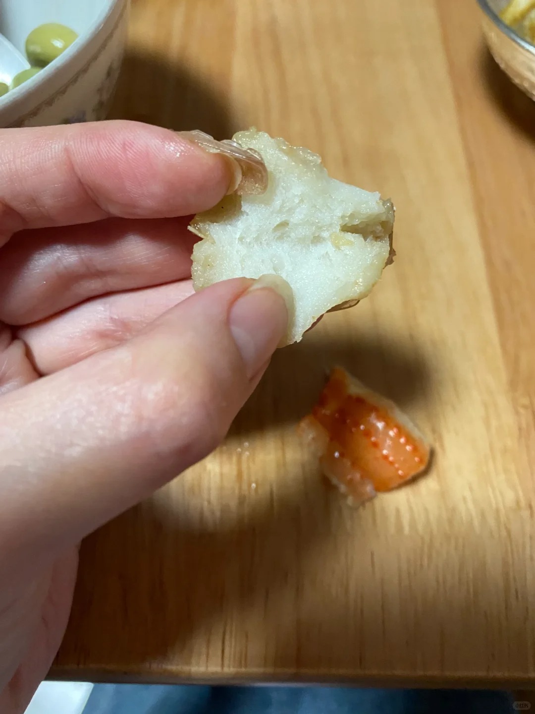 青岛盒马鲜生的蟹钳是灌进去的淀粉肉坨子
很搞笑青岛盒马鲜生看见卖大蟹钳，问了工作