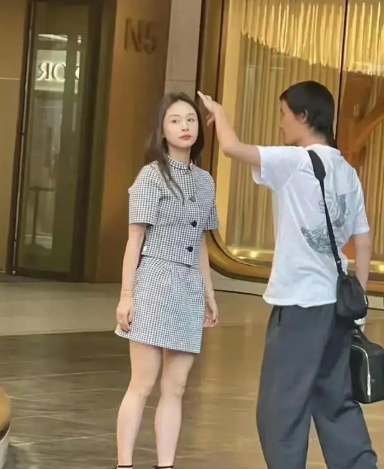 王子文的“恨天高”，脚不疼吗？

王子文穿着“恨天高”亮相，有人好奇她穿这样的鞋
