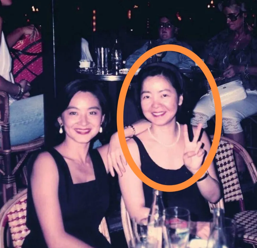 当年邓丽君真的是超自信，和大美女林青霞坐一起近距离合影，她竟然是素颜，似乎就只涂