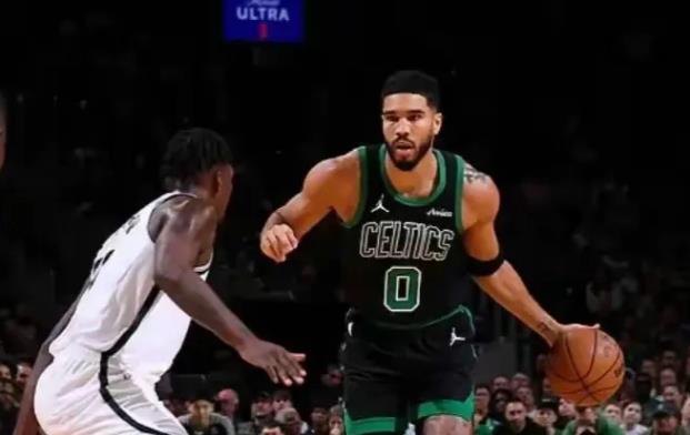 垃圾时间也不让上！崔永熙遭无视，已连续4场没摸到上场机会。
昨日NBA常规赛，篮