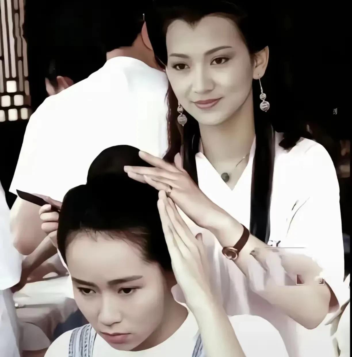 1992年，《新白娘子传奇》拍摄期间，白娘子扮演者赵雅芝帮助许仙的扮演者叶童梳头