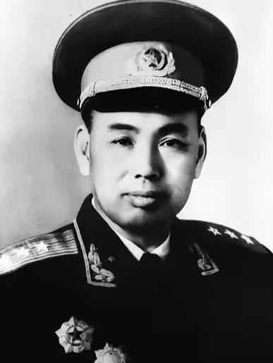 1952年，许世友将军回乡探亲，哪料，他刚下车，就看见了亲叔叔许存礼，许世友掏出