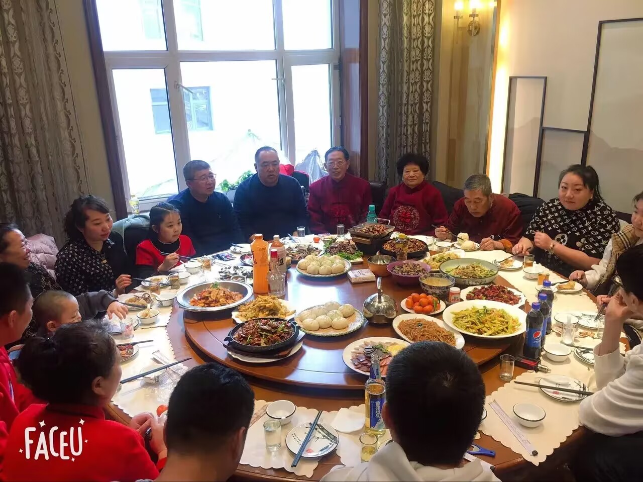 我姑妈只有一个独生女，家庭聚餐时她对女儿说：“你找男朋友不准找有兄弟的，除非男的