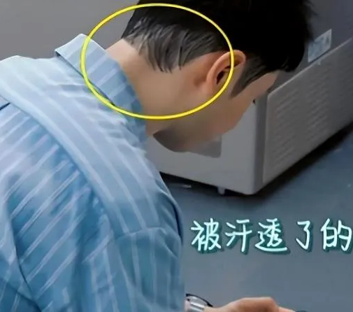 黄晓明现身青岛被拍,一头浓密黑发却是假发,假发分层很明显(黄晓明假发套)-第8张图片-九妖电影 黄晓明现身青岛被拍,一头浓密黑发却是假发,假发分层很明显(黄晓明假发套)-第8张图片-九妖电影