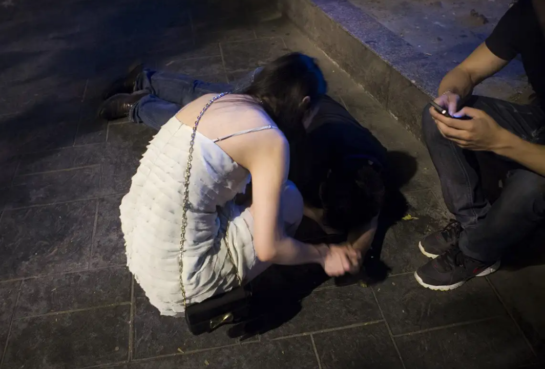 福建福州，男子深夜听到呼救声，发现一名男子对女孩施暴，女孩的脸色都发紫了，男子一