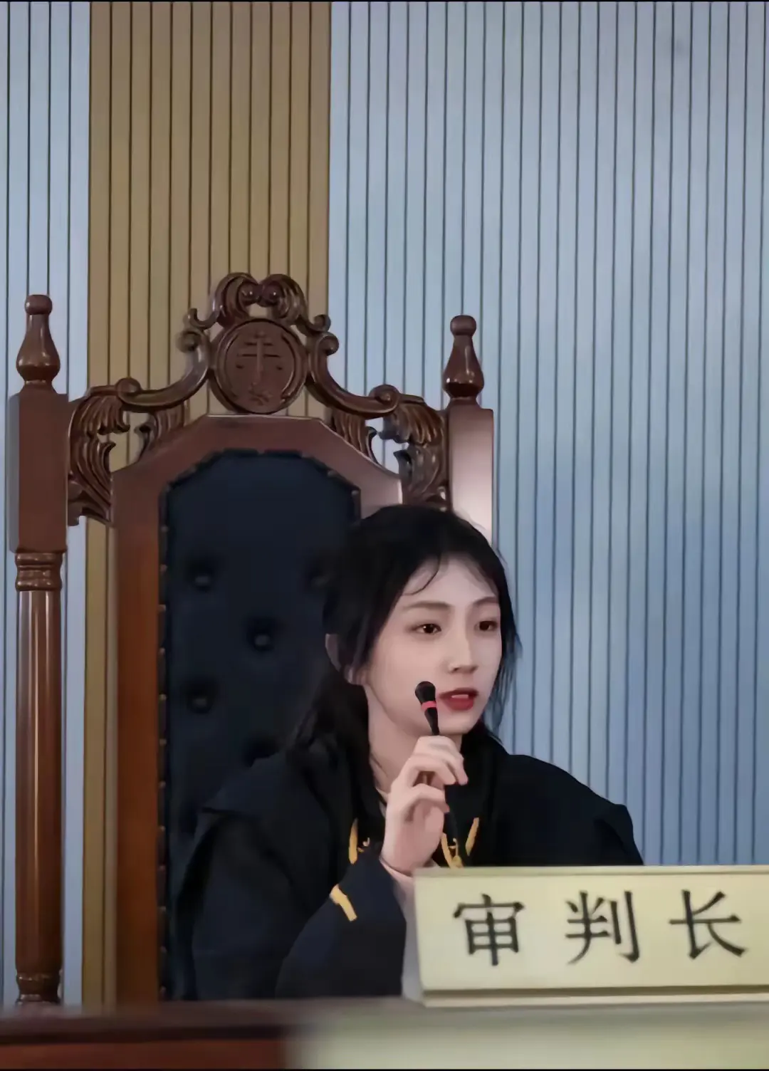 遇见这位法官，还没开庭你就得招了吧