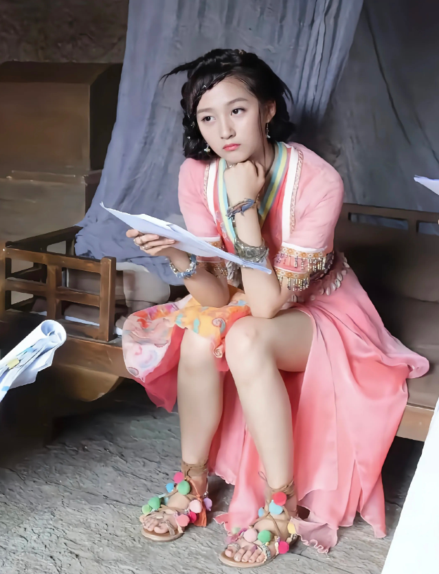 关晓彤这是在拍戏间隙背戏词吗？瞧这环境与装扮，应该是古装戏没错，不过她脚上的鞋子
