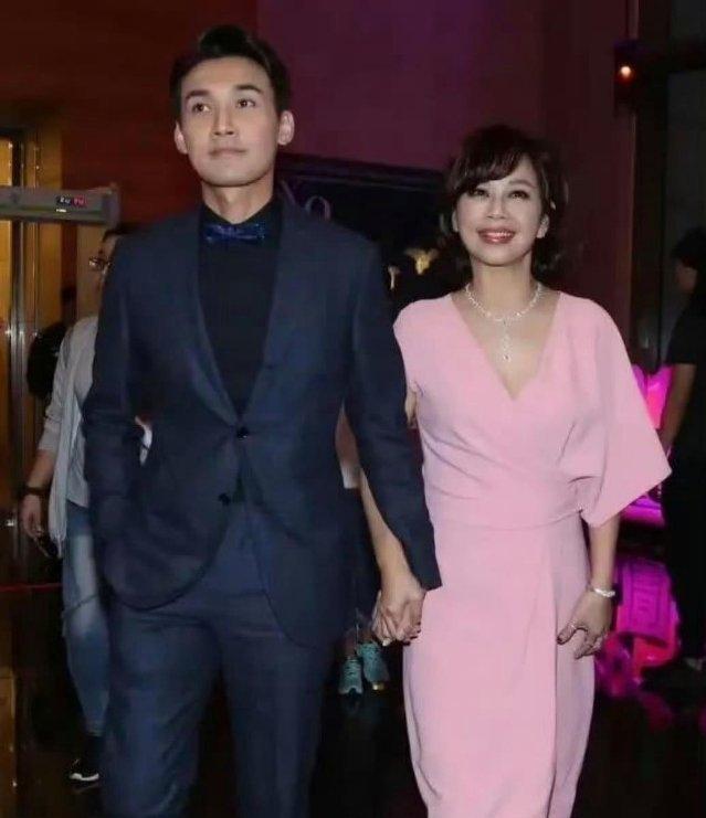 这是母子还是夫妻，怎么还牵手？