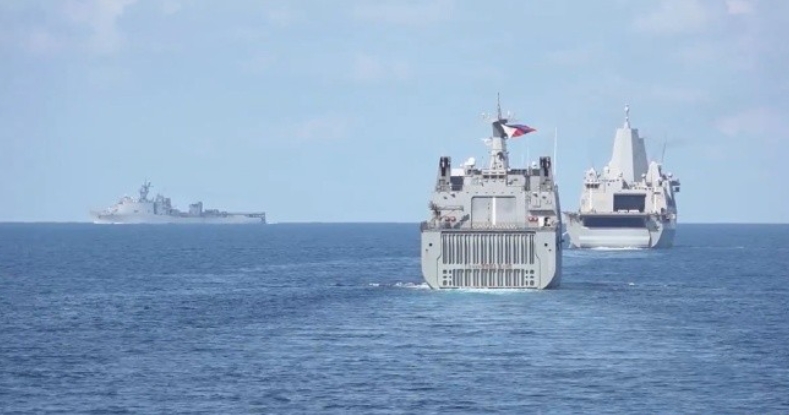 美菲联合军演感觉要黄了，一动都不敢动。美军船坞登陆舰，菲律宾巡逻舰附近就是我方电