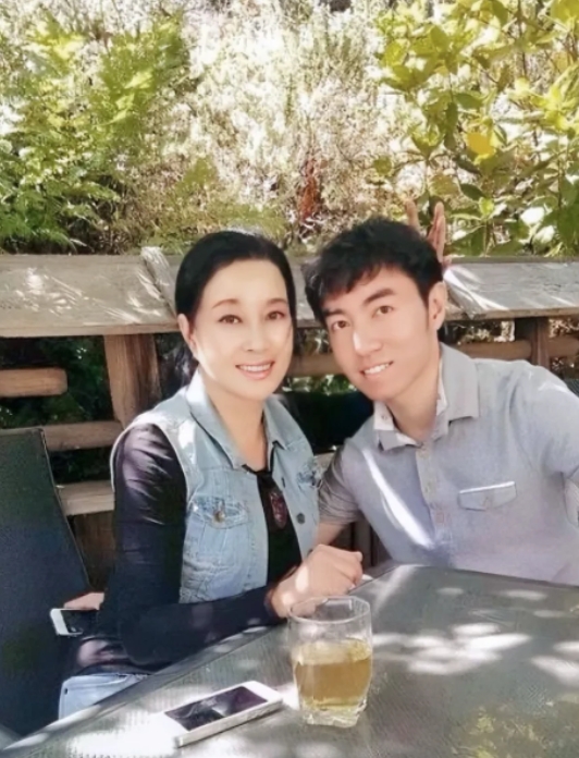 刘晓庆的外甥可谓一出生就在罗马，刘晓庆膝下无子，就把自己亲外甥当成唯一的后代。刘