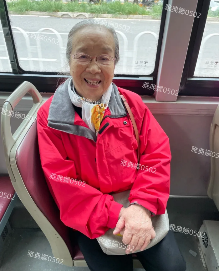 公交车上遇到“容嬷嬷”，李明启老师本人非常和蔼慈祥跟剧里角色反差很大，已经88岁